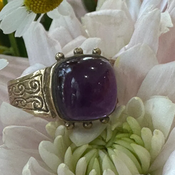 Rings ONeills Estate Jewelry 19 Karat Yellow Gold Amethyst Cabochon Ring 20002590 Rings ONeills Estate Jewelry 19 Karat Yellow Gold Amethyst Cabochon Ring 20002590